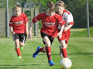 Unwiderstehlicher Antritt: Der doppelte Elfershäuser Torschütze Felix Koch (vorn) zieht seinem Diebacher Gegenspieler davon. Das ist umso bemerkenswerter, da Koch eigentlich noch der U11 angehört. Foto: ssp