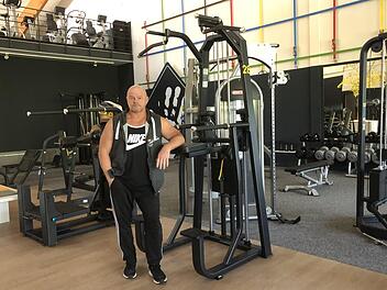 Michael allein im Studio! Ein glücklicher Betreiber von Fitness-Studios sieht sicher anders aus, doch Michael Haust, der in Coburg, Rödental und Sonneberg drei Einrichtungen leitet, hat aufgrund ausbleibender Kundschaft wegen der Corona-Auflagen derzeit nichts zu lachen. Foto: Christoph Böger