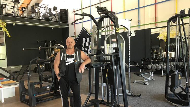 Michael allein im Studio! Ein glücklicher Betreiber von Fitness-Studios sieht sicher anders aus, doch Michael Haust, der in Coburg, Rödental und Sonneberg drei Einrichtungen leitet, hat aufgrund ausbleibender Kundschaft wegen der Corona-Auflagen derzeit nichts zu lachen. Foto: Christoph Böger