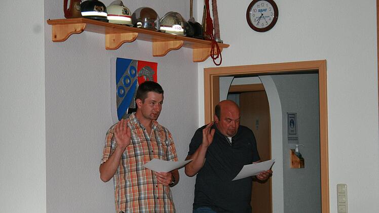 Philipp Schneider ( links) und Heiko Heinle werden  als Feldgeschworene vereidigt. Foto: Gabriele Sell