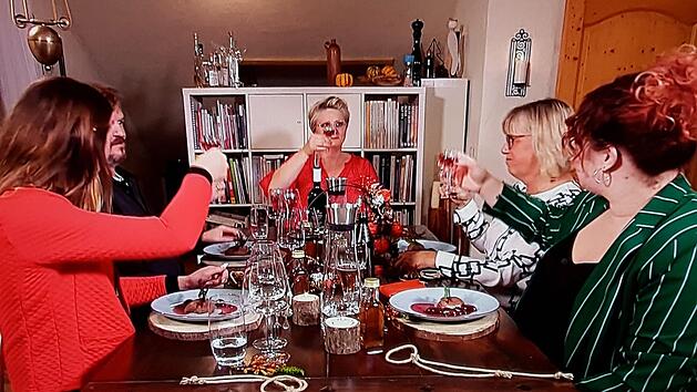 Dinner-Runde im Fernsehen: Zu Gast bei Ilona Hascher (Mitte) sind Nicole Martin, Mathias Schaettgen, Anja Kramer und Vivien Walther (von links). Fotos: Dagmar Besand