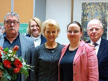 Dr. Wolfgang Reif (von links) wurde in den Ruhestand verabschiedet.  Weiter auf dem Bild zu sehen:  Heike Wehrenberg-Kottmann, Jadwiga Deeg, Dorothea Deeg, Prof. Dr. med. Peter Deeg (alle Personen auf dem Foto sind geimpft und getestet.)
