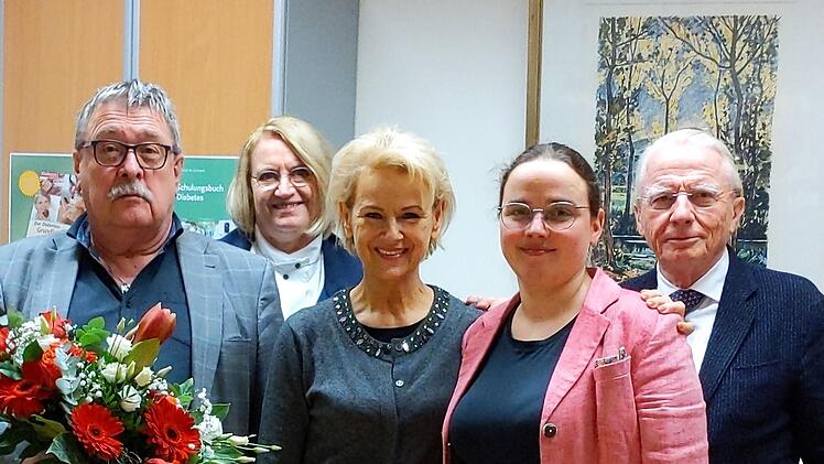 Dr. Wolfgang Reif (von links) wurde in den Ruhestand verabschiedet.  Weiter auf dem Bild zu sehen:  Heike Wehrenberg-Kottmann, Jadwiga Deeg, Dorothea Deeg, Prof. Dr. med. Peter Deeg (alle Personen auf dem Foto sind geimpft und getestet.)