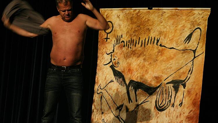 Mann zeigt nackte Haut: Karsten Kaie  sorgte als "Caveman" in der Stammberger-Halle für so manchen  Lacher. Foto: Sonja Adam