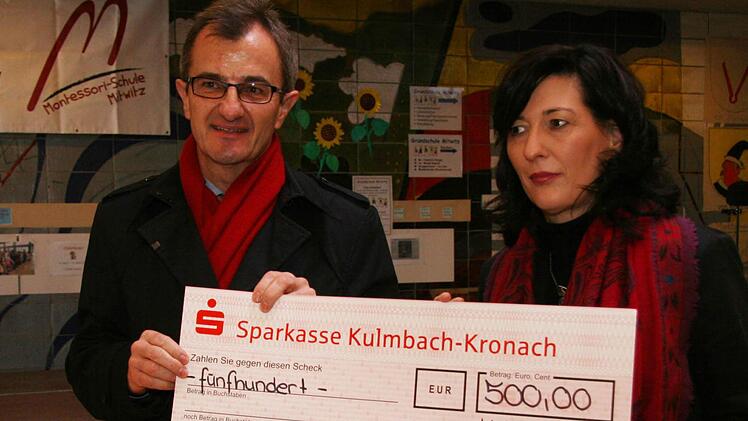 Harry Weiß von der Sparkasse Kulmbach-Kronach überreichte an Montessori-Geschäftsführerin Gudrun Jersch-Bittermann einen Scheck  von 500 Euro