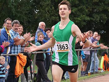 Die Jubelpose des Halbmarathon-Siegers: Michael Wetteskind von der DJK Schweinfurt. Fotos: Reinhold Nürnberger