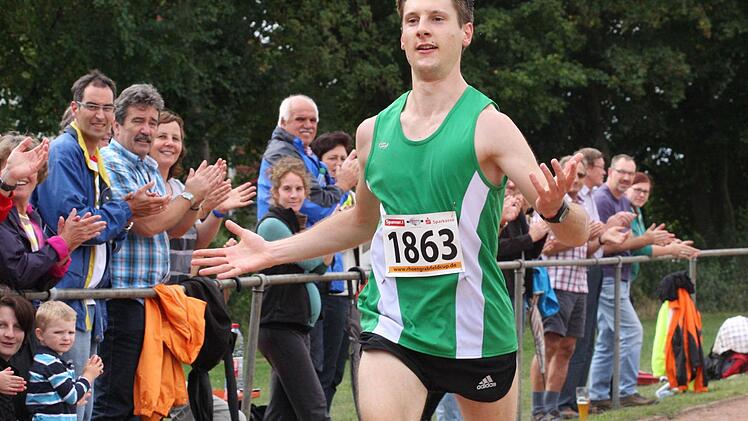 Die Jubelpose des Halbmarathon-Siegers: Michael Wetteskind von der DJK Schweinfurt. Fotos: Reinhold Nürnberger