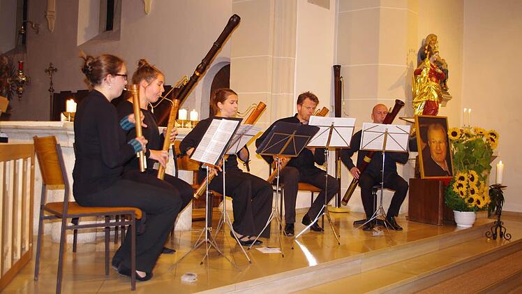 Das Dulcian-Consort der Hochschule für Künste Bremen aus der Klasse Christian Beuse: Karin Gemeinhardt (Altdulzian), Ester van der Veen (Tenordulzian), Eva-Maria Horn (Bassdulzian), Alexander Kolomiets (Quartbass-Dulzian), Victor Gutu (Kontrabass-Dulzian)