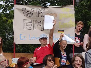 Lehrer gegen Schüler: Mit den richtigen Antworten gingen die Schüler beim Fußball-Quiz schon sehr früh in Führung. Fotos: Johanna Eckert