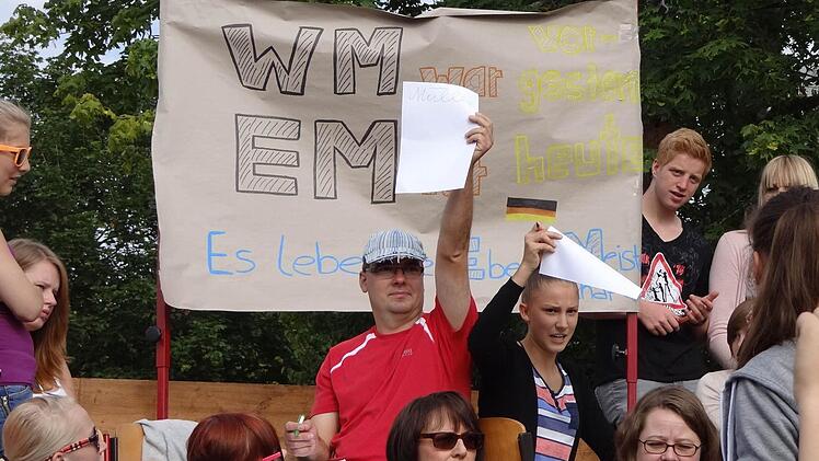 Lehrer gegen Schüler: Mit den richtigen Antworten gingen die Schüler beim Fußball-Quiz schon sehr früh in Führung. Fotos: Johanna Eckert