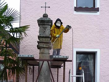 Auch die Polstermarter vor dem Gasthaus Polster wurde gereinigt. Fotos: Peter Düthorn