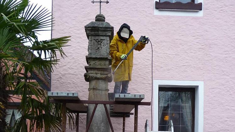 Auch die Polstermarter vor dem Gasthaus Polster wurde gereinigt. Fotos: Peter Düthorn
