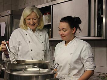 In der Küche bereitet Meisterköchin Claudia Bethke zusammen mit ihrer Auszubildenden Jenifer Weickert ein sogenanntes "Tomatenconfit" zu. Daraus wird später ein Tomatenmacchiato mit Milchschaum gemacht.   Foto: Mariell Dörrschmidt
