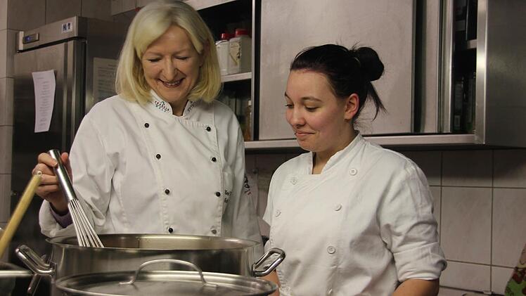 In der Küche bereitet Meisterköchin Claudia Bethke zusammen mit ihrer Auszubildenden Jenifer Weickert ein sogenanntes "Tomatenconfit" zu. Daraus wird später ein Tomatenmacchiato mit Milchschaum gemacht.   Foto: Mariell Dörrschmidt
