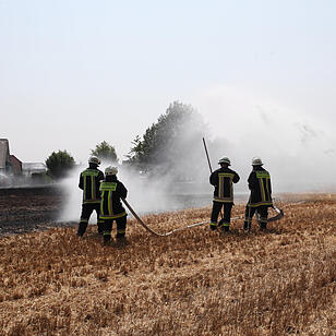 Feldbrand drohte auf Wohngebiet überzugreifen
