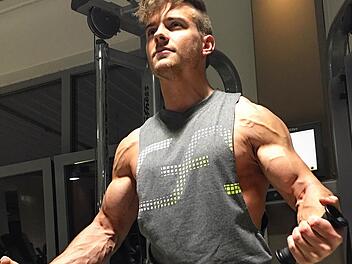 Welcher Sixpack sich unter dem T-Shirt von Jan Weinlein verbirgt, sieht man am Samstag in der Kulmbacher Stadthalle. Da geht der 23-Jährige als Mitfavorit um die Deutsche Fitness-Meisterschaft ins Rennen. Foto: privat