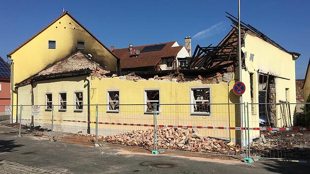 Das abgebrannte Nebengeb&auml;ude in Frensdorf. Foto: Michael Memmel