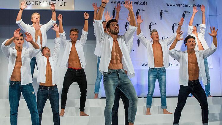 Tanzfieber beim Mister-Germany Finale in Linstow: Auch der Ebermannstadter Philipp Hölzel (Dritter von rechts) machte eine gute Figur.  Fotos: dpa