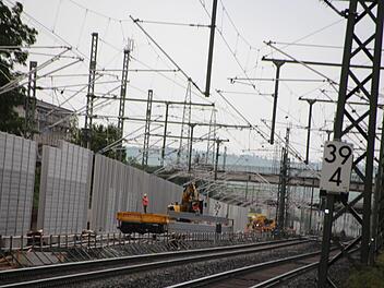 Auch südlich der Piastenbrücke haben die Schutzwände das Stadtbild bereits verändert.