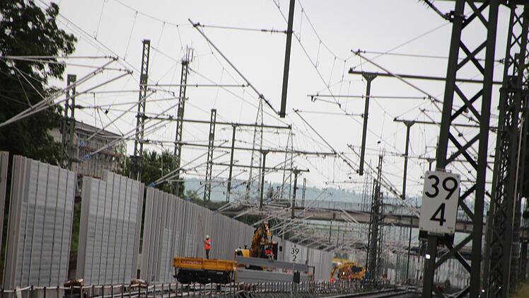 Auch südlich der Piastenbrücke haben die Schutzwände das Stadtbild bereits verändert.