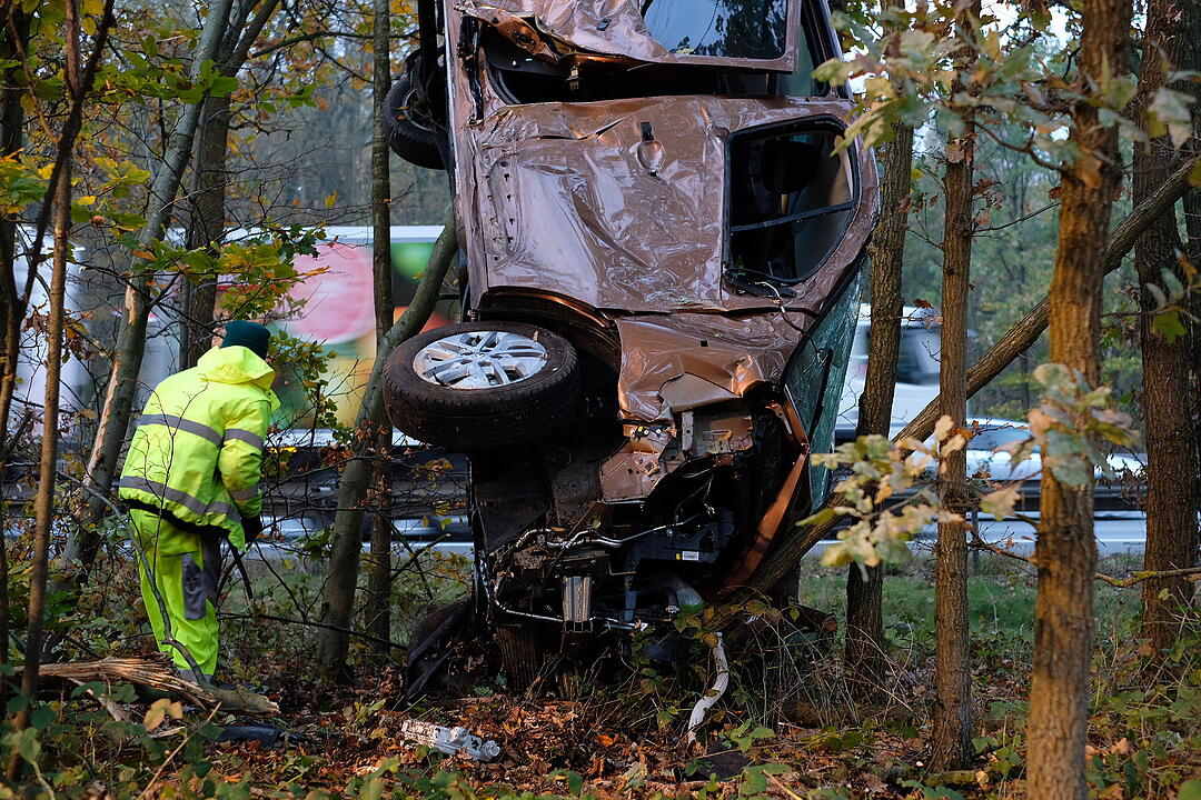 A3 zwischen Nürnberg und Erlangen: Kleinbus landet in Baum
