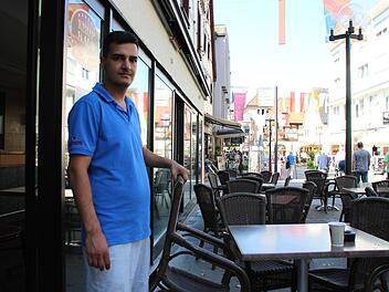 Ümit Kurt darf die Außenbestuhlung des Kebap Hauses während des Rakoczy-Festes doch in der Oberen Marktstraße stehen lassen. Foto: Benedikt Borst