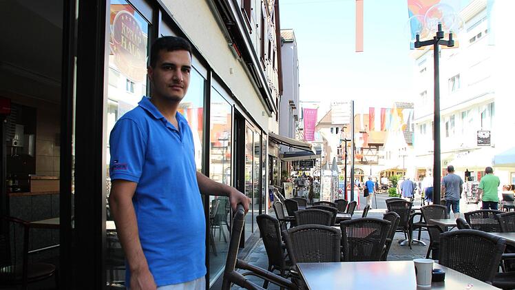 Ümit Kurt darf die Außenbestuhlung des Kebap Hauses während des Rakoczy-Festes doch in der Oberen Marktstraße stehen lassen. Foto: Benedikt Borst