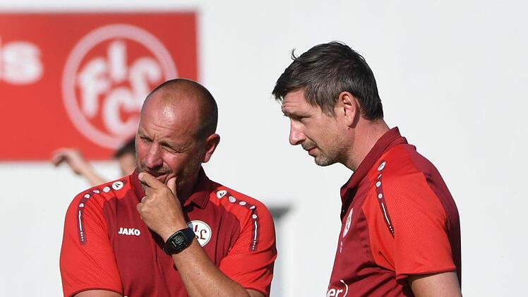 Nachdenklich nach der zweiten Niederlage im zweiten Spiel: Das Lichtenfelser Trainerduo Oliver M&uuml;ller (links) und Christian Goller. Foto: Gunther Czepera