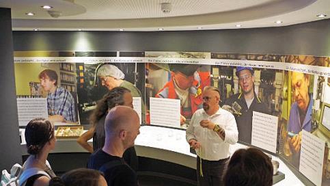 F&uuml;r die Teilnehmer stand auch eine F&uuml;hrung durch das Glasmuseum auf dem Programm. Foto: Veronika Schadeck