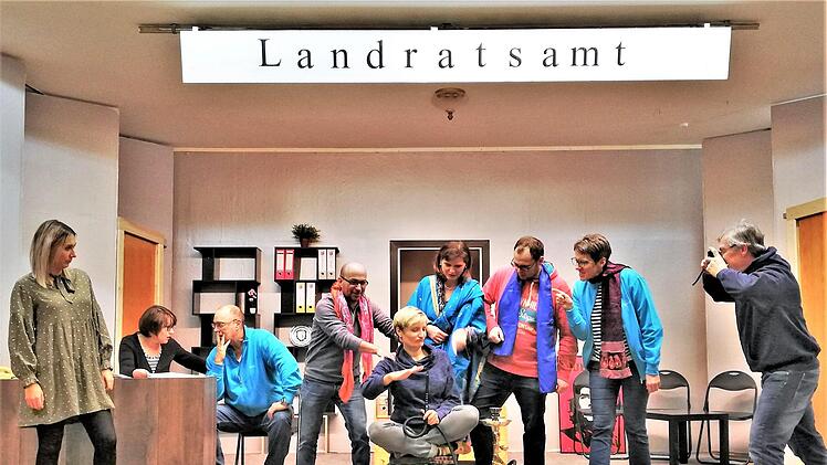 Noch wird in Oerlenbach geprobt: Die "Love and Peace"-Aktivistin Tamara Bloomberg (Yvonne Kleinhenz; Mitte) sorgt im Landratsamt für Chaos, während Landrat Bernhard Oppenau (Holger Sempert; links) allmählich verzweifelt und sich Reporter Timo Treiber (Matthias Besler; rechts) eine Sensation erhofft. Foto: Sigismund von Dobschütz