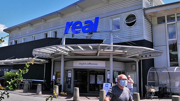 Wie lange k&ouml;nnen die Kunden noch im Kronacher Real-Markt einkaufen? Der neue Eigent&uuml;mer h&uuml;llt sich in Schweigen.  Foto: Sandra Hackenberg