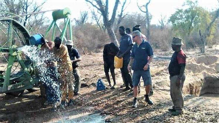 In Nandeu sprudelt jetzt endlich wieder sauberes Wasser für alle. Foto: Benediktinerschwester  Wilhelmine  Mukosho