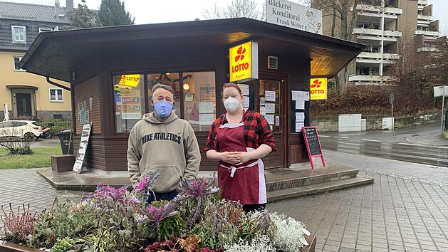 Ricarda Merkel und Uwe Schinzel vor dem Kiosk in der Leopoldstraße - vorne links ist einer der Pflanzkübel zu sehen, mit denen der Platz heuer etwas verschönert wurde. Foto: Oliver Schmidt