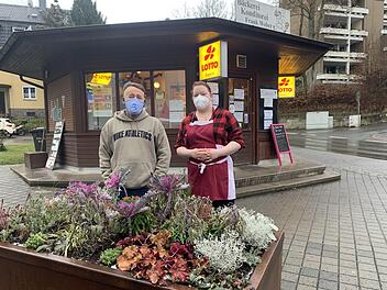 Ricarda Merkel und Uwe Schinzel vor dem Kiosk in der Leopoldstraße - vorne links ist einer der Pflanzkübel zu sehen, mit denen der Platz heuer etwas verschönert wurde. Foto: Oliver Schmidt