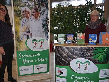 Infomaterial, Fachbücher und Kinderbücher zum Thema Demenz hat Projektkoordinatorin Martina Heinrich (rechts) angeschafft. Links im Bild Sabine Nasner (Fachkraft für die Walddörfer-Senioren). Die Bücher können kostenlos ausgeliehen werden, unter anderem im Rathaus Sandberg. Foto: Marion Eckert