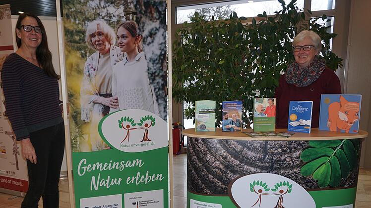 Infomaterial, Fachbücher und Kinderbücher zum Thema Demenz hat Projektkoordinatorin Martina Heinrich (rechts) angeschafft. Links im Bild Sabine Nasner (Fachkraft für die Walddörfer-Senioren). Die Bücher können kostenlos ausgeliehen werden, unter anderem im Rathaus Sandberg. Foto: Marion Eckert