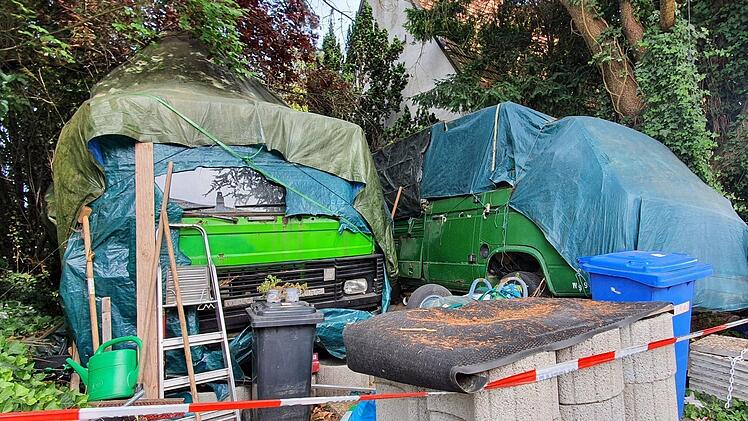 Die Polizei hat das Grundstück nach dem Großeinsatz abgesperrt. Foto: Christine Fischer