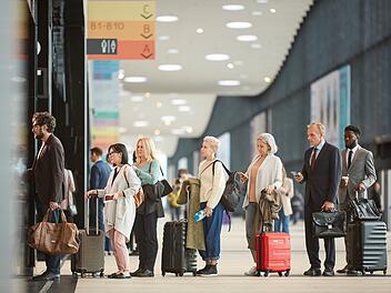 Horizontale Seitenansicht von Menschen, die mit ihrem Gepäck an der Zollkontrolle des Flughafens in einer Schlange stehen Horizontal side view shot of people standing in queue with their luggage at airport customs, copy space, Zoll, Koffer, Gepäck, Flughafen