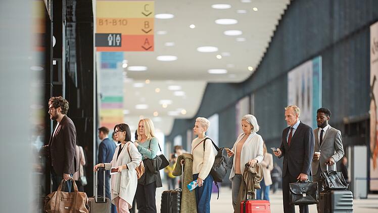 Horizontale Seitenansicht von Menschen, die mit ihrem Gepäck an der Zollkontrolle des Flughafens in einer Schlange stehen Horizontal side view shot of people standing in queue with their luggage at airport customs, copy space, Zoll, Koffer, Gepäck, Flughafen