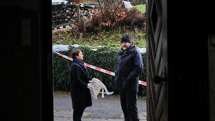 Franziska Tobler (Eva L&ouml;bau) ist &uuml;berrascht, weil ihr suspendierter Partner Friedemann Berg (Hans-Jochen Wagner) am Tatort auftaucht. Tats&auml;chlich ist er es, der das ver&auml;ngstigte M&auml;dchen im einsamen Haus gefunden hat. Doch wo sind die Eltern?