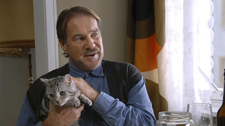 Siegmar (G&ouml;tz George) und sein einziger Freund im unterk&uuml;hlten neuen Zuhause: die Katze.