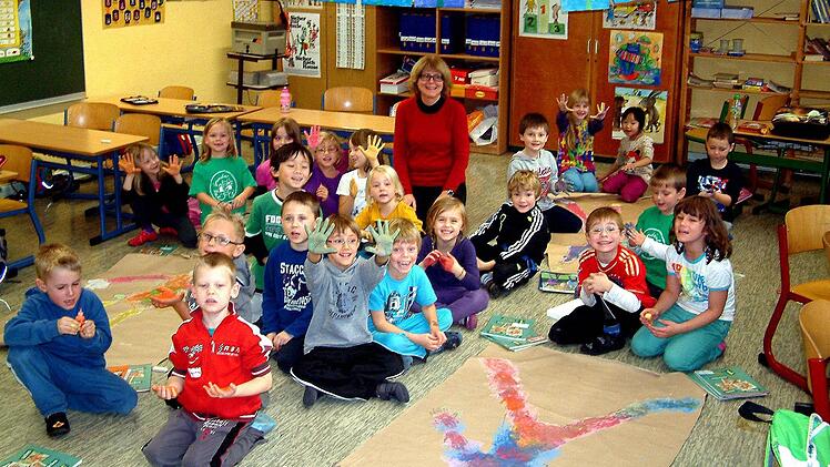 Mit der ganzen Hand einfach malen, das machte den Kindern hier Spaß. Foto: ab