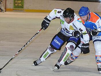 Engagierter Neuzugang bei den Kissinger Wölfen: Justin Feistle (links) schirmt den Puck gegen den Pegnitzer Christof Mendel ab. Foto: Hopf