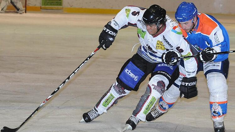 Engagierter Neuzugang bei den Kissinger Wölfen: Justin Feistle (links) schirmt den Puck gegen den Pegnitzer Christof Mendel ab. Foto: Hopf