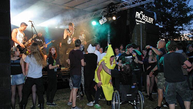 In Verkleidung, wie Crow, unterwegs ...