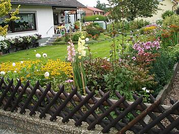 Blick über den Gartenzaun: Auch Maria Seelhoff aus Volkers machte beim Fassadenschmuckwettbewerb mit. Foto: Anneliese Knispel/Hubert Töpfer