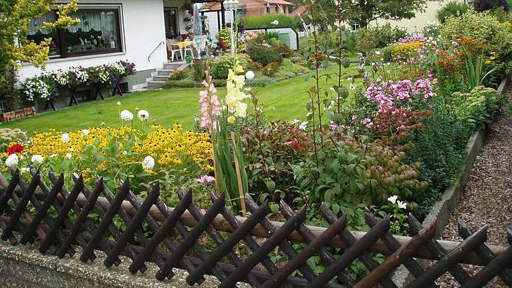 Blick über den Gartenzaun: Auch Maria Seelhoff aus Volkers machte beim Fassadenschmuckwettbewerb mit. Foto: Anneliese Knispel/Hubert Töpfer