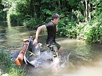 Schon auf halber Strecke verabschiedete sich das Team "Langes Elend" mit Timm und Lukas, als ihre Badewanne kenterte. Fotos: Helmut Will