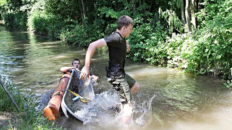 Schon auf halber Strecke verabschiedete sich das Team "Langes Elend" mit Timm und Lukas, als ihre Badewanne kenterte. Fotos: Helmut Will
