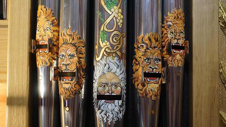 Unübersehbar der weiße Löwe mit prächtigem Bart und Mähne, der Pfarrer Fjodor Hölldobler darstellt. Foto: Marion Eckert